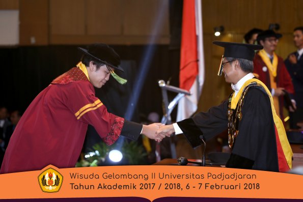 wisuda unpad gel II TA 2017-2018 fakultas kedokteran  oleh Rektor 102