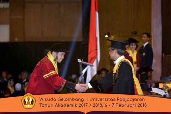 wisuda unpad gel II TA 2017-2018 fakultas kedokteran  oleh Rektor 108