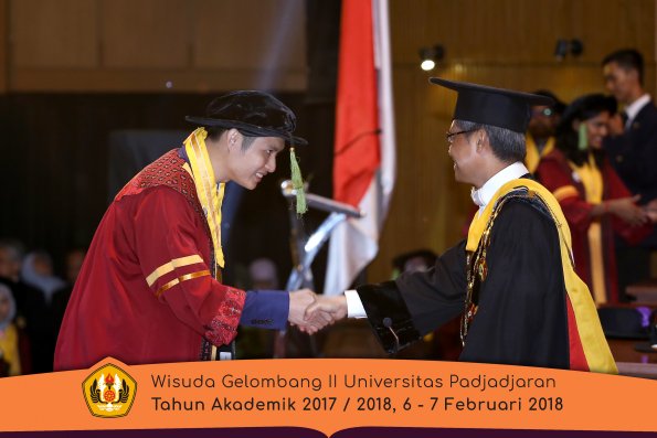 wisuda unpad gel II TA 2017-2018 fakultas kedokteran  oleh Rektor 114