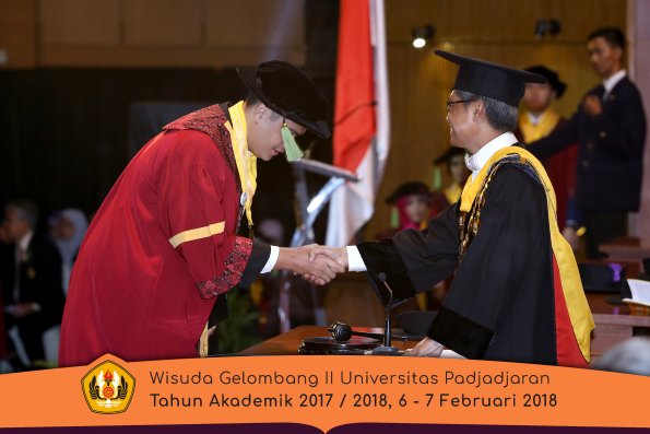 wisuda unpad gel II TA 2017-2018 fakultas kedokteran  oleh Rektor 158