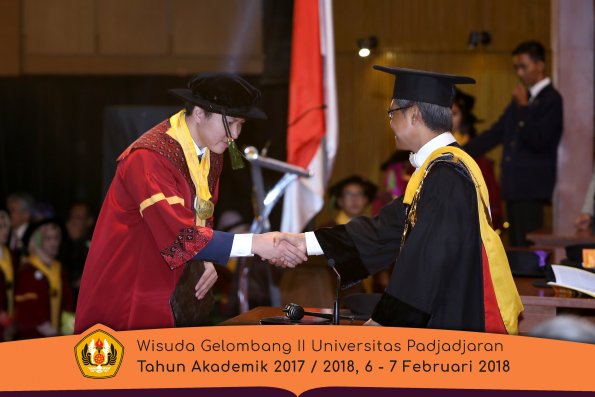 wisuda unpad gel II TA 2017-2018 fakultas kedokteran  oleh Rektor 159