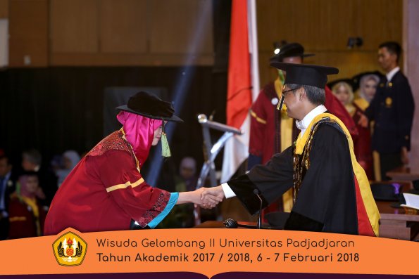 wisuda unpad gel II TA 2017-2018 fakultas kedokteran  oleh Rektor 162