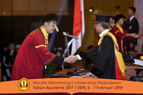 wisuda unpad gel II TA 2017-2018 fakultas kedokteran  oleh Rektor 243