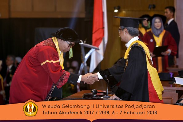 wisuda unpad gel II TA 2017-2018 fakultas kedokteran  oleh Rektor 246