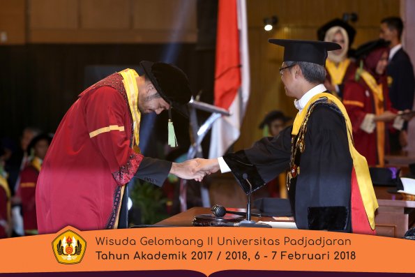 wisuda unpad gel II TA 2017-2018 fakultas kedokteran  oleh Rektor 255