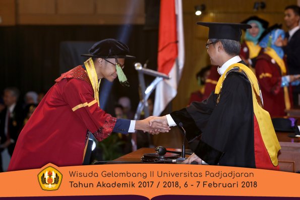 wisuda unpad gel II TA 2017-2018 fakultas kedokteran  oleh Rektor 260