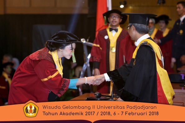 wisuda unpad gel II TA 2017-2018 fakultas kedokteran  oleh Rektor 284