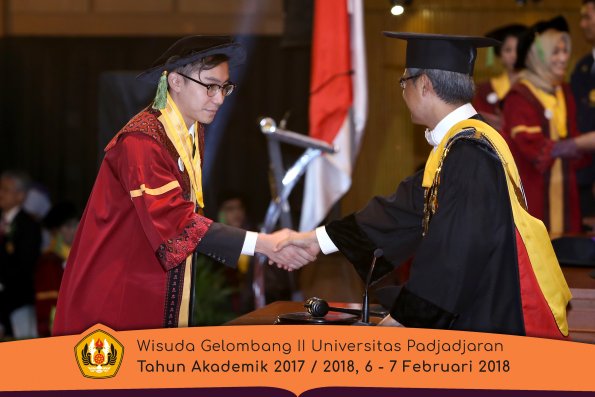 wisuda unpad gel II TA 2017-2018 fakultas kedokteran  oleh Rektor 290