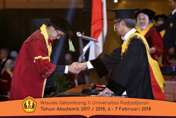 wisuda unpad gel II TA 2017-2018 fakultas kedokteran  oleh Rektor 294