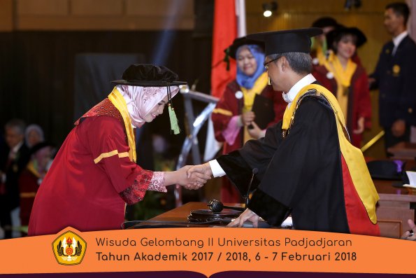 wisuda unpad gel II TA 2017-2018 fakultas kedokteran  oleh Rektor 295