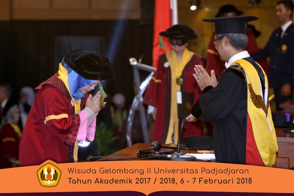 wisuda unpad gel II TA 2017-2018 fakultas kedokteran  oleh Rektor 296
