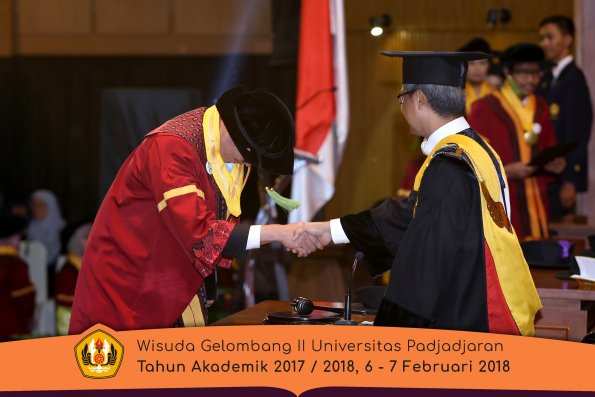 wisuda unpad gel II TA 2017-2018 fakultas kedokteran  oleh Rektor 298