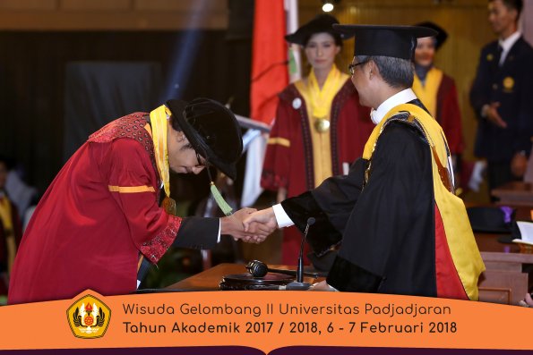 wisuda unpad gel II TA 2017-2018 fakultas kedokteran  oleh Rektor 299
