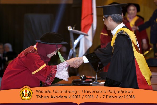 wisuda unpad gel II TA 2017-2018 fakultas kedokteran  oleh Rektor 303