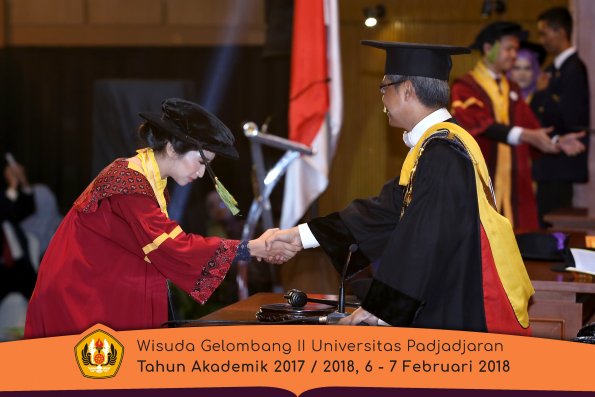 wisuda unpad gel II TA 2017-2018 fakultas kedokteran  oleh Rektor 312