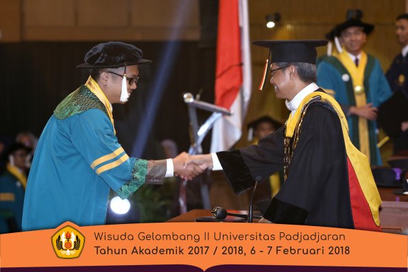wisuda unpad gel II TA 2017-2018 sekolah pascasarjana  oleh Rektor 005