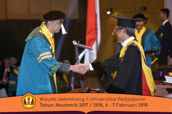 wisuda unpad gel II TA 2017-2018 sekolah pascasarjana  oleh Rektor 006