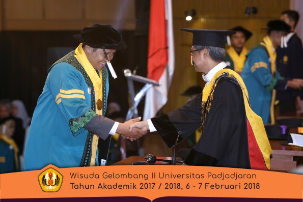 wisuda unpad gel II TA 2017-2018 sekolah pascasarjana  oleh Rektor 007