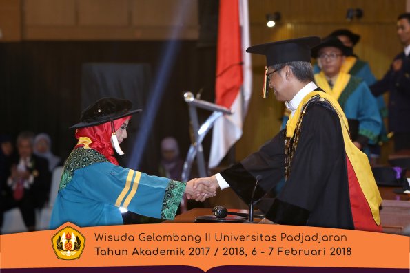 wisuda unpad gel II TA 2017-2018 sekolah pascasarjana  oleh Rektor 010