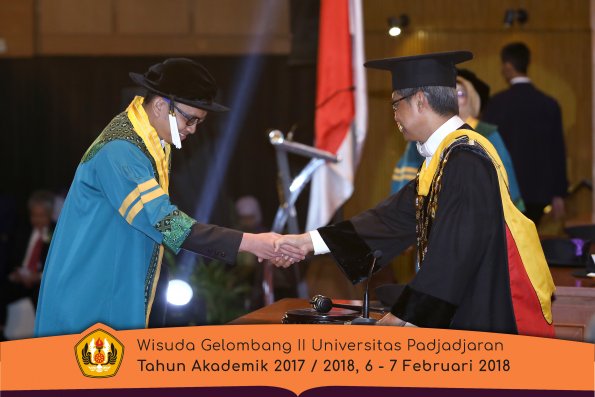 wisuda unpad gel II TA 2017-2018 sekolah pascasarjana  oleh Rektor 014