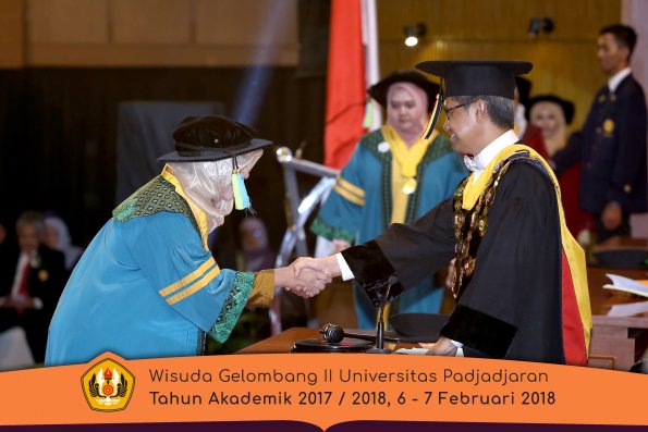 wisuda unpad gel II TA 2017-2018  Fakultas Farmasi oleh Rektor 001