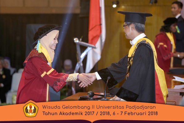 wisuda unpad gel II TA 2017-2018  Fakultas Farmasi oleh Rektor 004