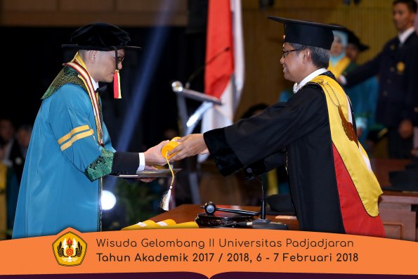 wisuda unpad gel II TA 2017-2018 MIPA Oleh Rektor 007