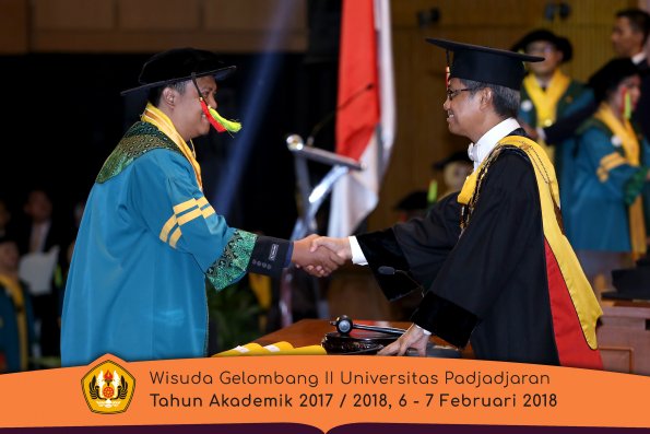 wisuda unpad gel II TA 2017-2018 MIPA Oleh Rektor 012