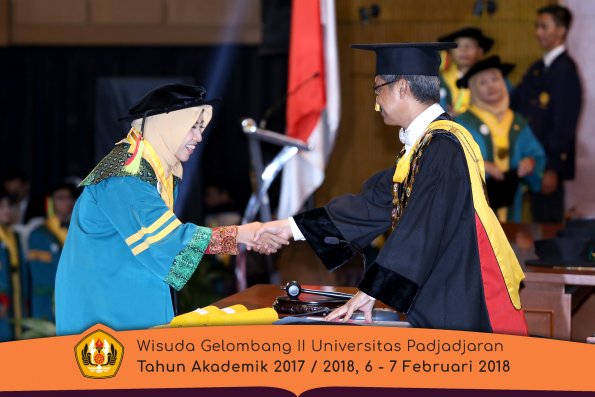 wisuda unpad gel II TA 2017-2018 MIPA Oleh Rektor 021