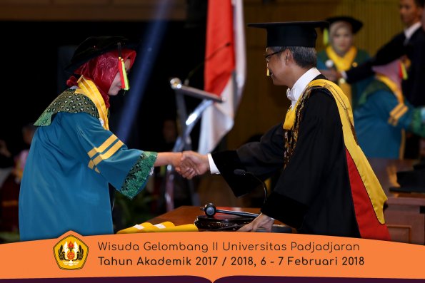 wisuda unpad gel II TA 2017-2018 MIPA Oleh Rektor 033