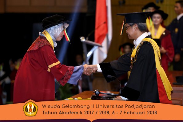 wisuda unpad gel II TA 2017-2018 MIPA Oleh Rektor 056