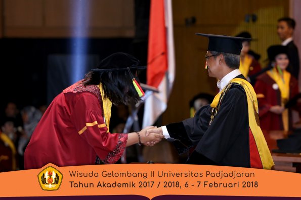 wisuda unpad gel II TA 2017-2018 MIPA Oleh Rektor 070