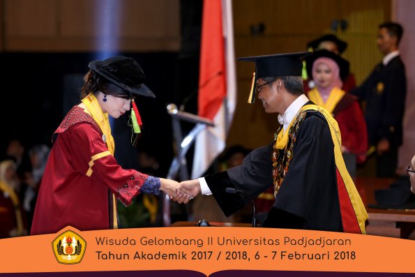 wisuda unpad gel II TA 2017-2018 MIPA Oleh Rektor 072