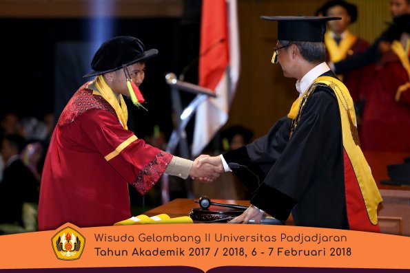 wisuda unpad gel II TA 2017-2018 MIPA Oleh Rektor 080