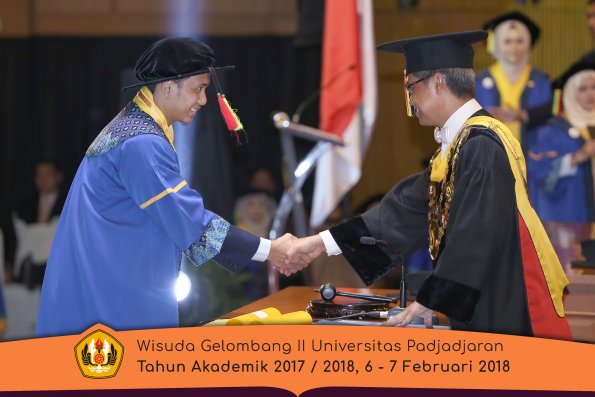 wisuda unpad gel II TA 2017-2018 MIPA Oleh Rektor 198