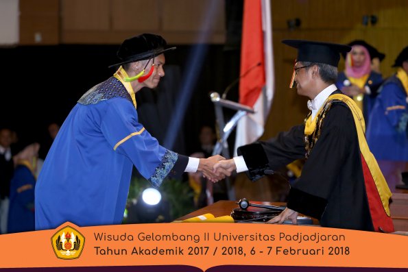 wisuda unpad gel II TA 2017-2018 MIPA Oleh Rektor 220