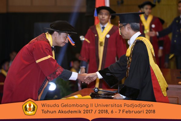 wisuda unpad gel II TA 2017-2018 fak Teknologi Geologi oleh Rektor 016