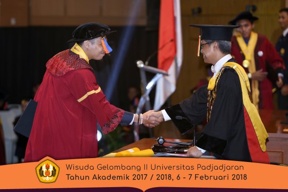 wisuda unpad gel II TA 2017-2018 fak Teknologi Geologi oleh Rektor 017