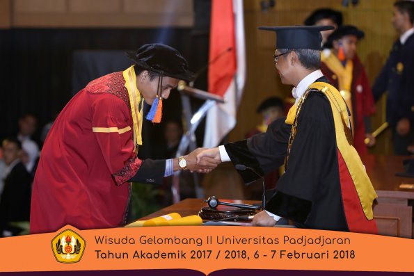 wisuda unpad gel II TA 2017-2018 fak Teknologi Geologi oleh Rektor 018