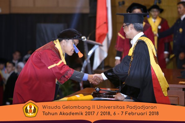wisuda unpad gel II TA 2017-2018 fak Teknologi Geologi oleh Rektor 019