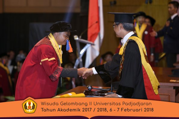 wisuda unpad gel II TA 2017-2018 fak Teknologi Geologi oleh Rektor 025