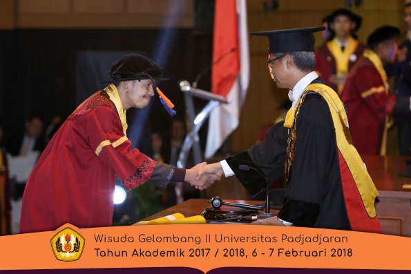 wisuda unpad gel II TA 2017-2018 fak Teknologi Geologi oleh Rektor 026