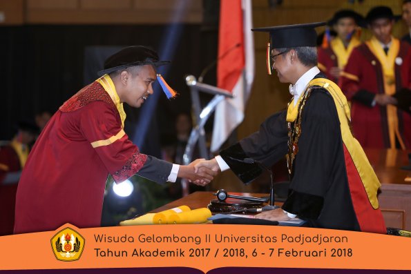 wisuda unpad gel II TA 2017-2018 fak Teknologi Geologi oleh Rektor 027