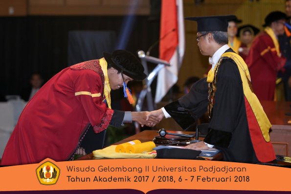 wisuda unpad gel II TA 2017-2018 fak Teknologi Geologi oleh Rektor 029