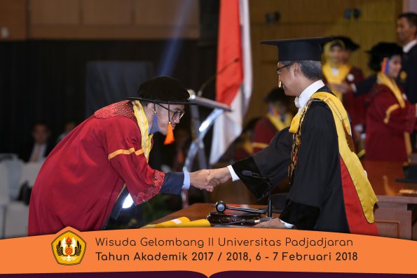 wisuda unpad gel II TA 2017-2018 fak Teknologi Geologi oleh Rektor 030
