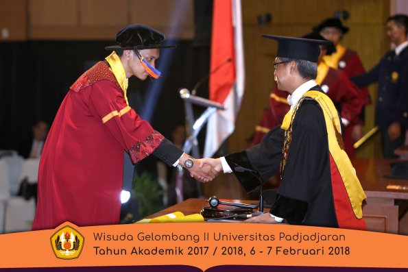 wisuda unpad gel II TA 2017-2018 fak Teknologi Geologi oleh Rektor 033