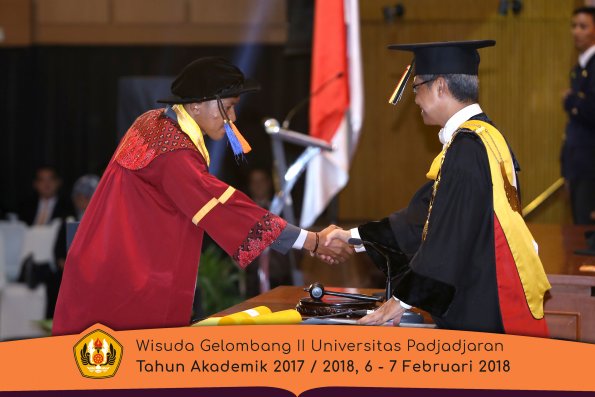 wisuda unpad gel II TA 2017-2018 fak Teknologi Geologi oleh Rektor 038