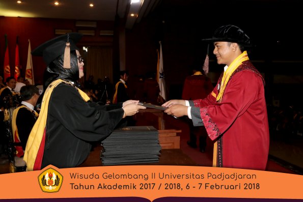 wisuda unpad gel II TA 2017-2018 Fakultas Peternakan  Oleh Dekan 011