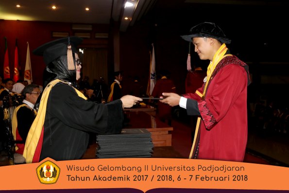 wisuda unpad gel II TA 2017-2018 Fakultas Peternakan  Oleh Dekan 016