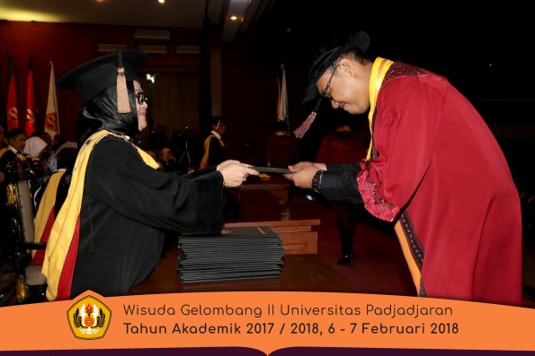 wisuda unpad gel II TA 2017-2018 Fakultas Peternakan  Oleh Dekan 019